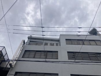 大阪市西成区にて電線の養生と足場の仮設を行いました。