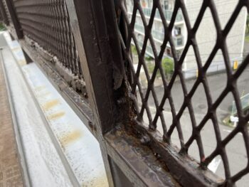 西宮市にて腐食した鉄製手摺の下見を行いました。