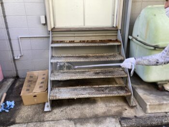 東大阪市にて鉄骨階段の防錆処理と塗装工事を行いました。