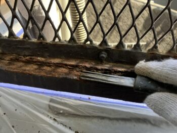 西宮市にて腐食した鉄製手摺の修繕工事、補修塗装を行いました。